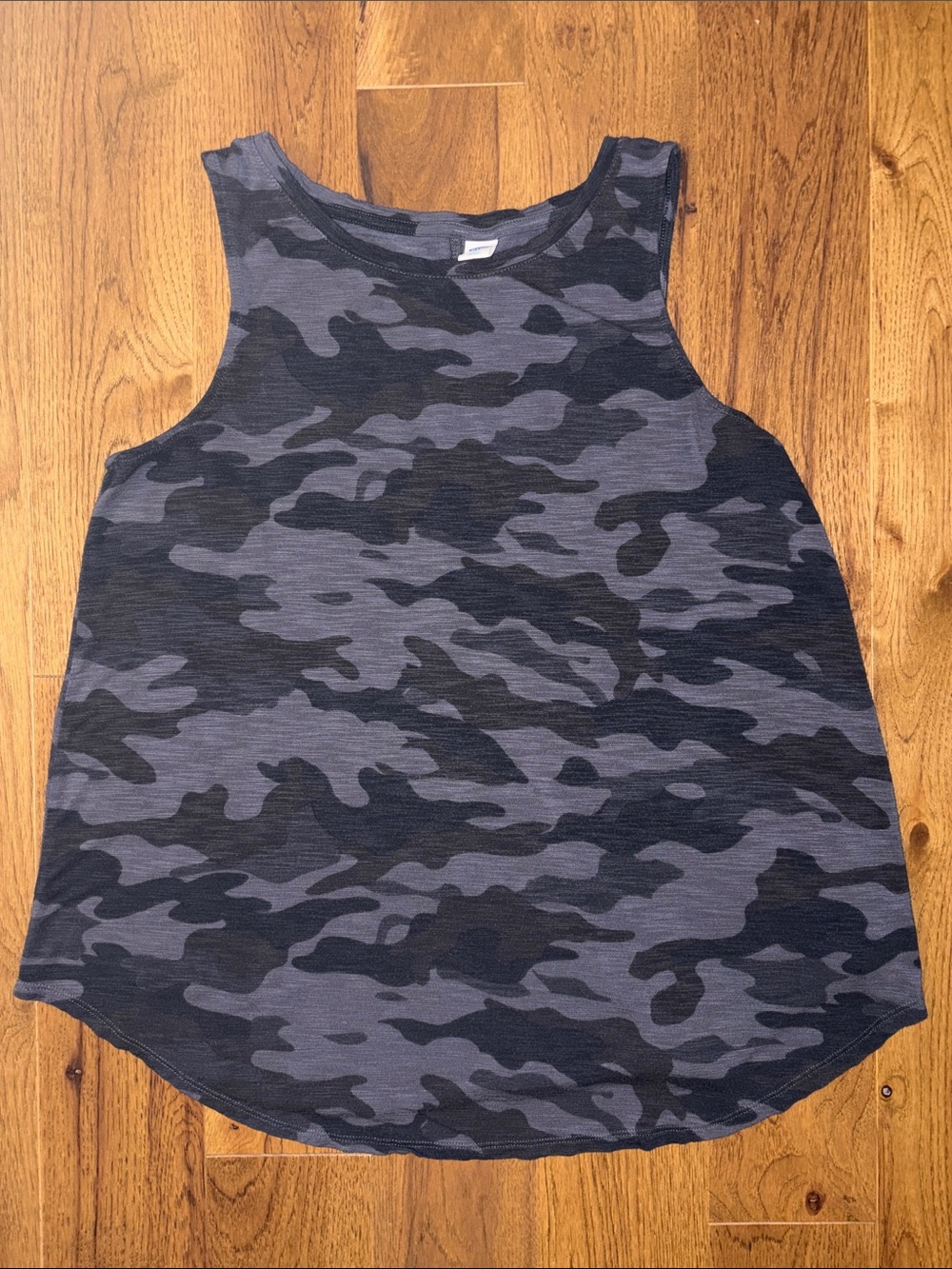 Women’s size medium Old Navy black and graycamo tank top